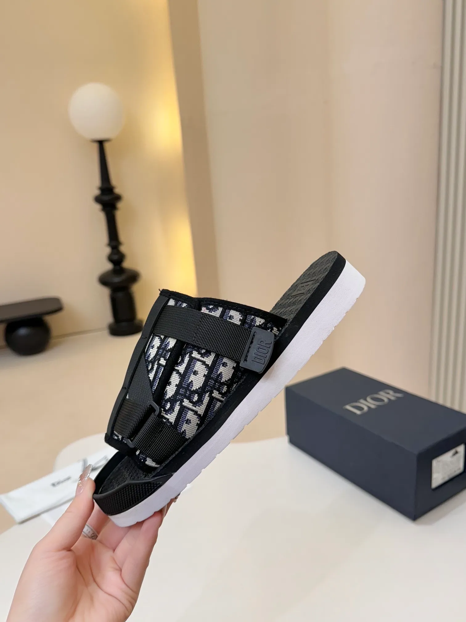 [Dior] P: 300💰 -Size: 38-46 Dior Dior D’s classic men’s slippers, high-end boutique, original material, pure cotton printed canvas upper, fine workmanship, super soft sole, casual, loose and comfortable, a must-have in summer!